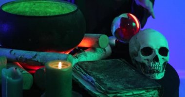 Koyu renk arka planda kristal küresi olan falcı