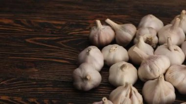 Ahşap zemin üzerinde taze sarımsak yığını