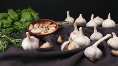 Masada taze sarımsak ve bitkiler var.