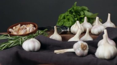 Masada taze sarımsak ve bitkiler var.