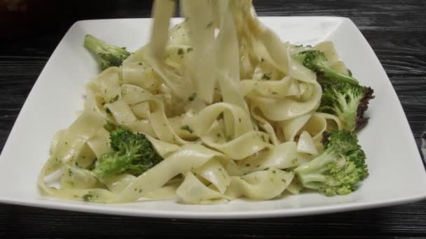 Spise Velsmagende Pasta Med Broccoli Plade Closeup – Stock-video