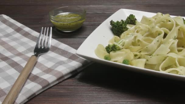 Comer Pasta Sabrosa Brócoli Con Salsa Plato — Vídeo de stock