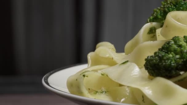 Roterande Platta Med Välsmakande Pasta Och Broccoli Närbild — Stockvideo