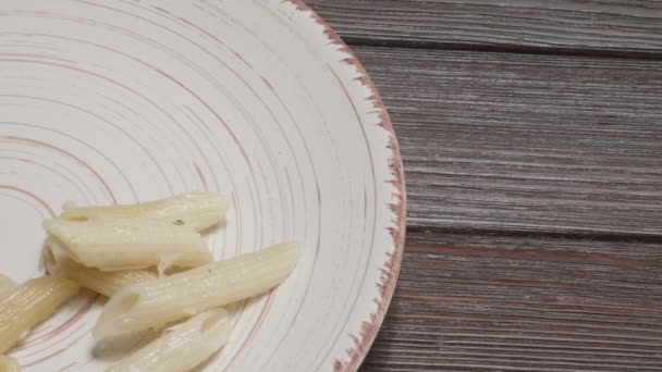 Lägga God Pasta Och Broccoli Tallriken Närbild — Stockvideo