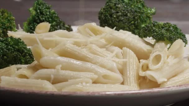 Adición Queso Rallado Pasta Sabrosa Con Brócoli Plato Primer Plano — Vídeo de stock