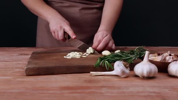 Vrouw Snijden Verse Knoflook Tafel Close — Stockvideo