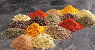 Koyu arkaplanda farklı baharatlar