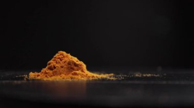 Koyu arkaplanda Aromatik zerdeçal