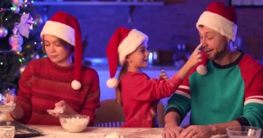 Mutlu aile, Noel 'de mutfakta zencefilli kurabiye yaparken eğleniyor.