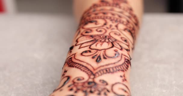 Weiblicher Arm Mit Schöner Henna Tätowierung Nahaufnahme — Stockvideo