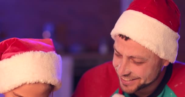 Glückliche Familie Hat Spaß Beim Lebkuchenbacken Für Weihnachten Der Küche — Stockvideo
