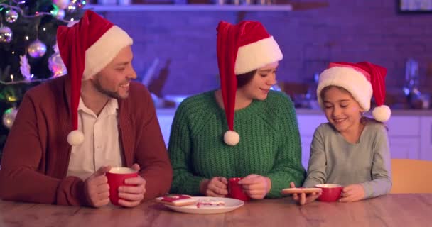 Glad Familj Äter Goda Pepparkakor Köket Julafton — Stockvideo