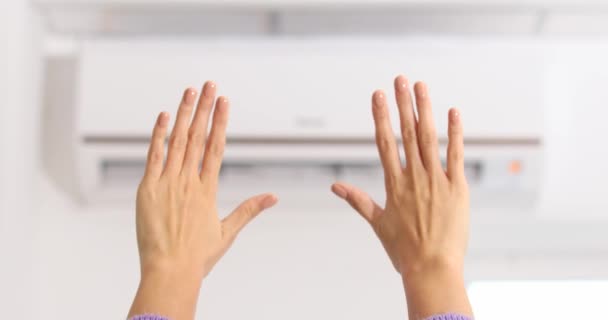 Női Melegítő Kéz Alatt Légkondicionáló Amely Működik Fűtési Módban — Stock videók