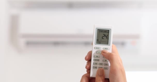 Γυναίκα Ρύθμιση Της Θερμοκρασίας Του Κλιματιστικού Που Λειτουργεί Λειτουργία Θέρμανσης — Αρχείο Βίντεο