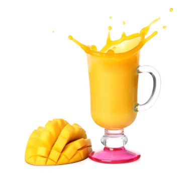 Beyaz arka planda bir bardak taze mango suyu.