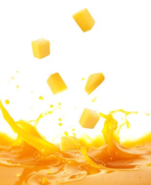 Taze mango parçaları beyaz arka planda suya düşüyor.