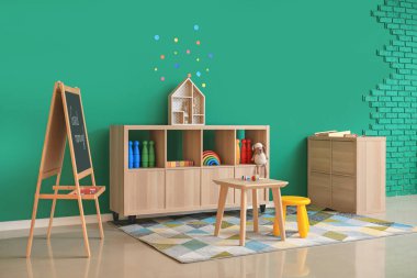 Anaokulundaki modern oyun odasının içinde.