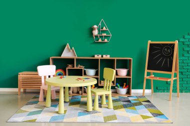 Anaokulundaki modern oyun odasının içinde.