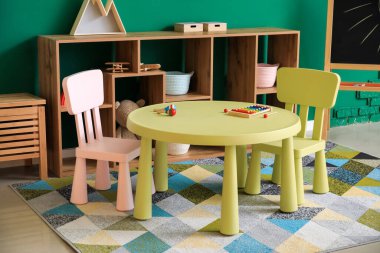 Anaokulundaki modern oyun odasının içinde.