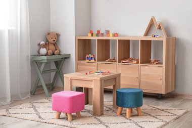 Anaokulundaki modern oyun odasının içinde.