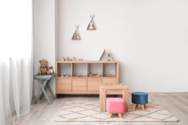 Anaokulundaki modern oyun odasının içinde.