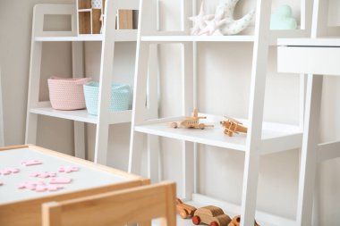 Anaokulundaki modern oyun odasının içinde.