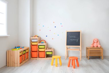 Anaokulundaki modern oyun odasının içinde.