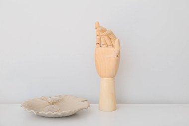 Tahta el ve hafif arka planda gözlük.