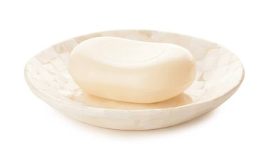 Beyaz arka planda sabunlu tabak