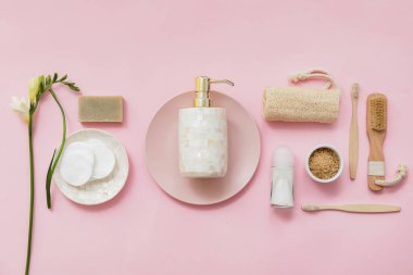 Renkli arka planda banyo aksesuarları