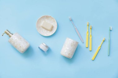 Renkli arka planda banyo aksesuarları