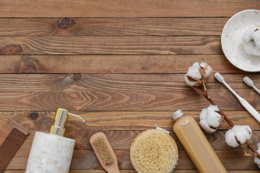 Ahşap arka planda banyo aksesuarları.