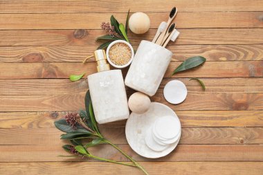 Ahşap arka planda banyo aksesuarları.