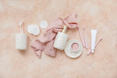 Hafif arkaplanda banyo aksesuarları