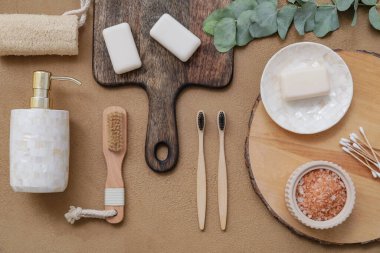 Masada banyo aksesuarları var.