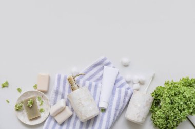 Beyaz arkaplanda banyo aksesuarları