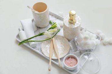 Beyaz arkaplanda banyo aksesuarları