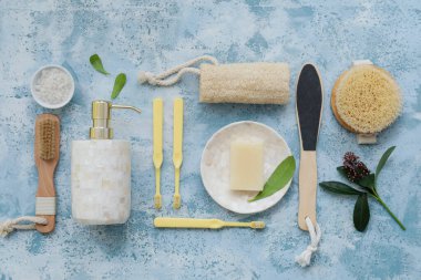 Renkli arka planda banyo aksesuarları