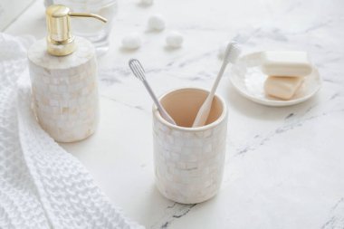 Masada banyo aksesuarları var.