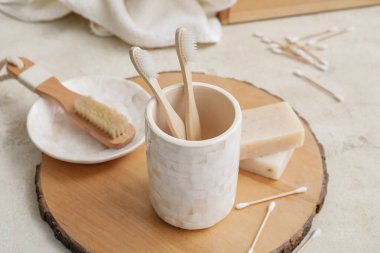 Masada banyo aksesuarları olan ahşap bir tahta.