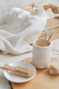 Masada banyo aksesuarları olan ahşap bir tahta.