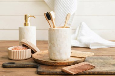 Tahta masadaki banyo aksesuarları.