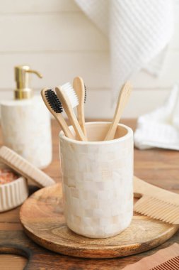 Tahta masadaki banyo aksesuarları.