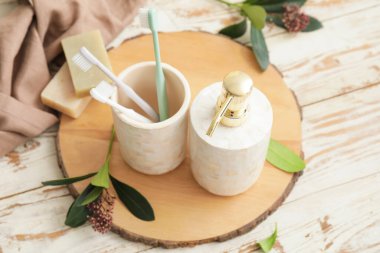 Tahta masa üzerinde şeker ve diş fırçası olan tahta bir masa.