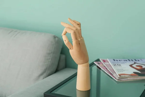 Mão Madeira Mostrando Mesa Vidro — Fotografia de Stock