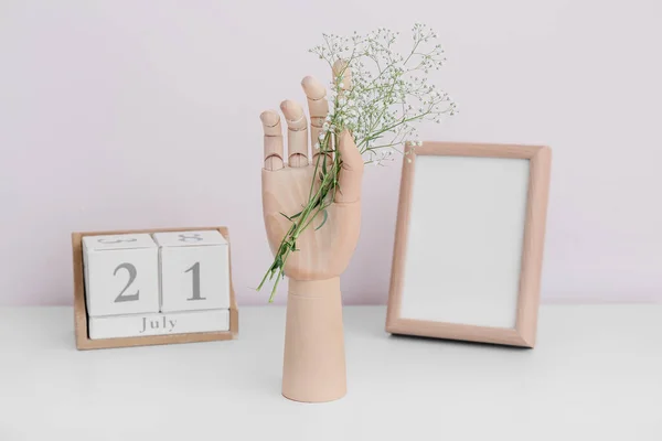 Wooden Hand Flowers Frame Photo Calendar Table — Stock Photo, Image
