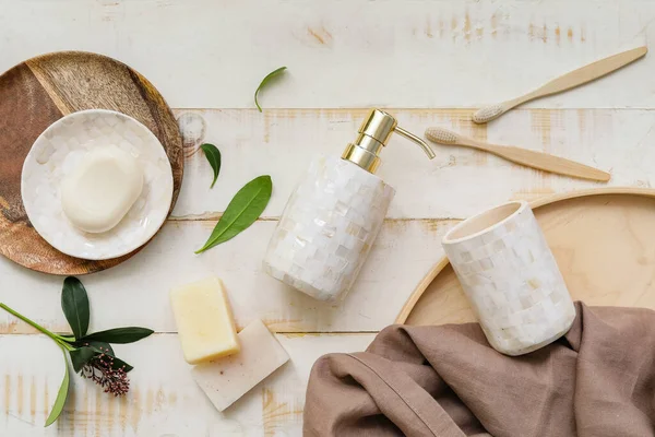 Ahşap arka planda banyo aksesuarları.