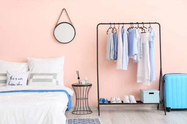 洋服棚付きのスタイリッシュなベッドルームのインテリア — ストック写真