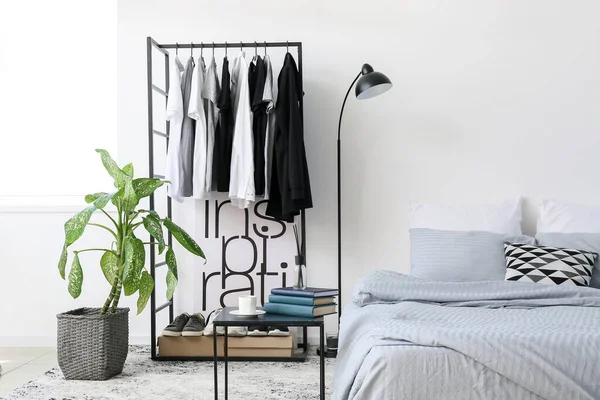 洋服棚付きのスタイリッシュなベッドルームのインテリア — ストック写真