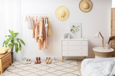 Elbise askısı olan şık bir yatak odası.